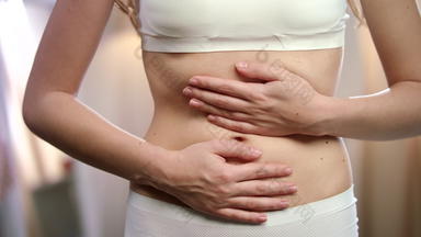 女人身体感觉腹部疼痛月经疼痛疾病痉挛身体